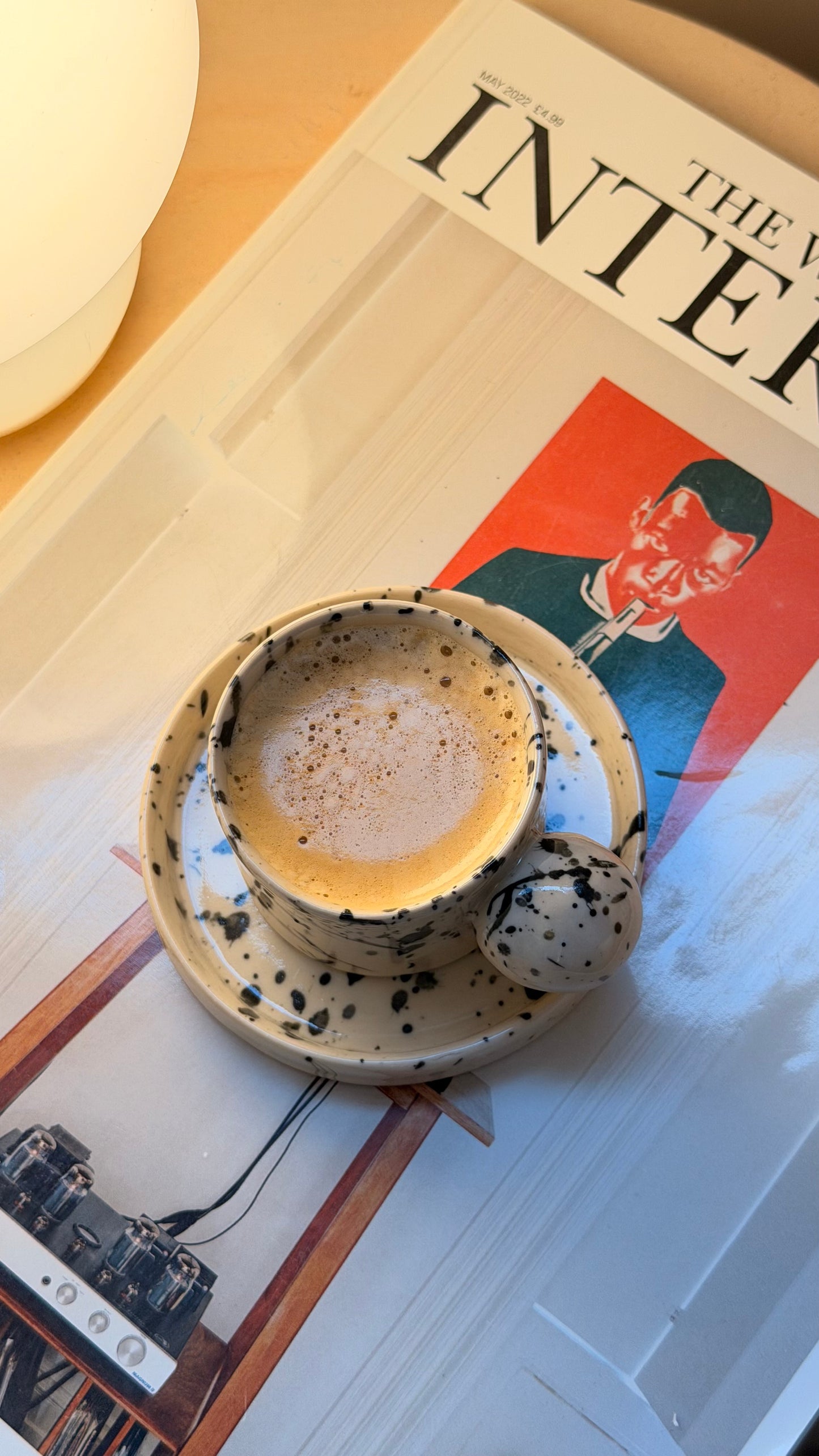 2 oz Espressotasse mit Untertasse und schwarzem Splash-Ball-Griff