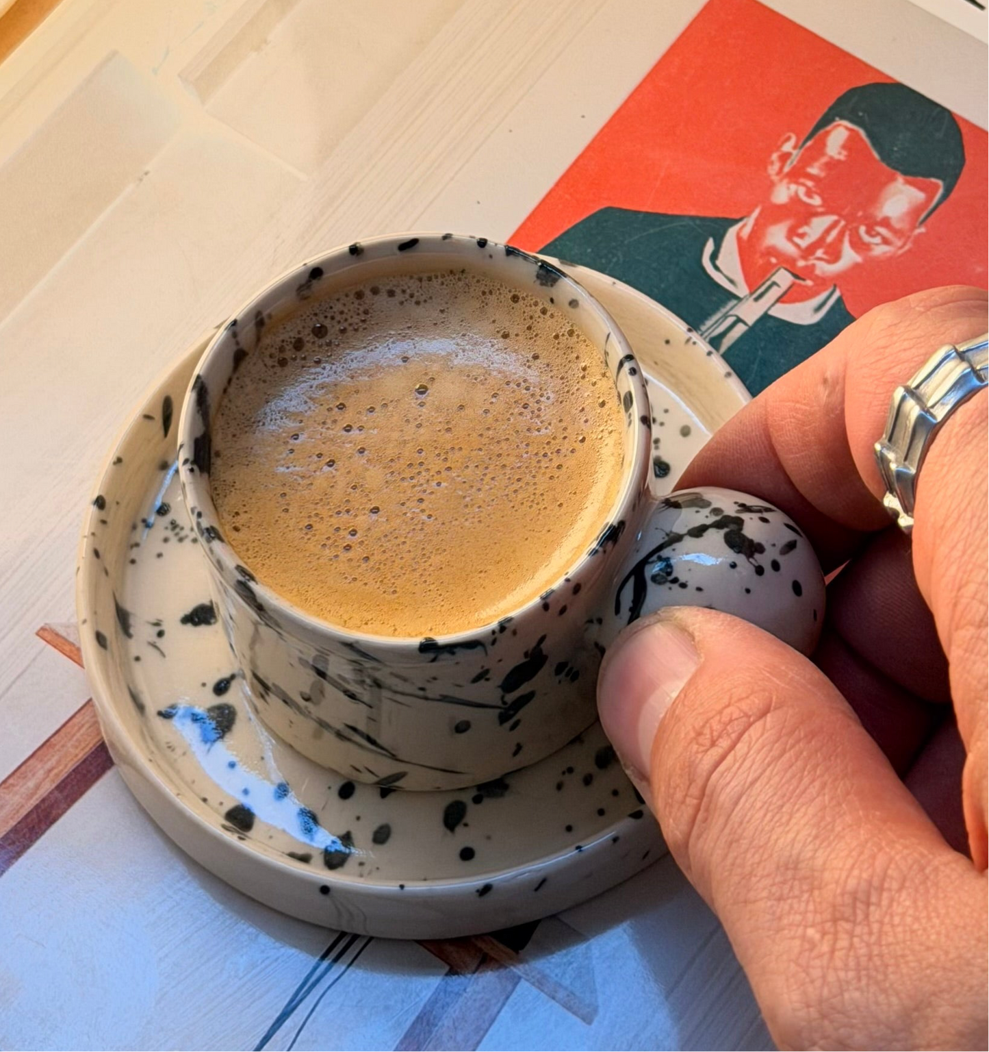 2 oz Espressotasse mit Untertasse und schwarzem Splash-Ball-Griff