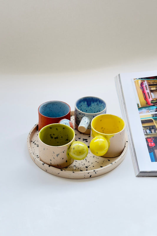 Ensemble de tasses à expresso artistiques fabriquées à la main avec des couleurs vives et un plateau noir éclaboussé - Ensemble de service à café moderne