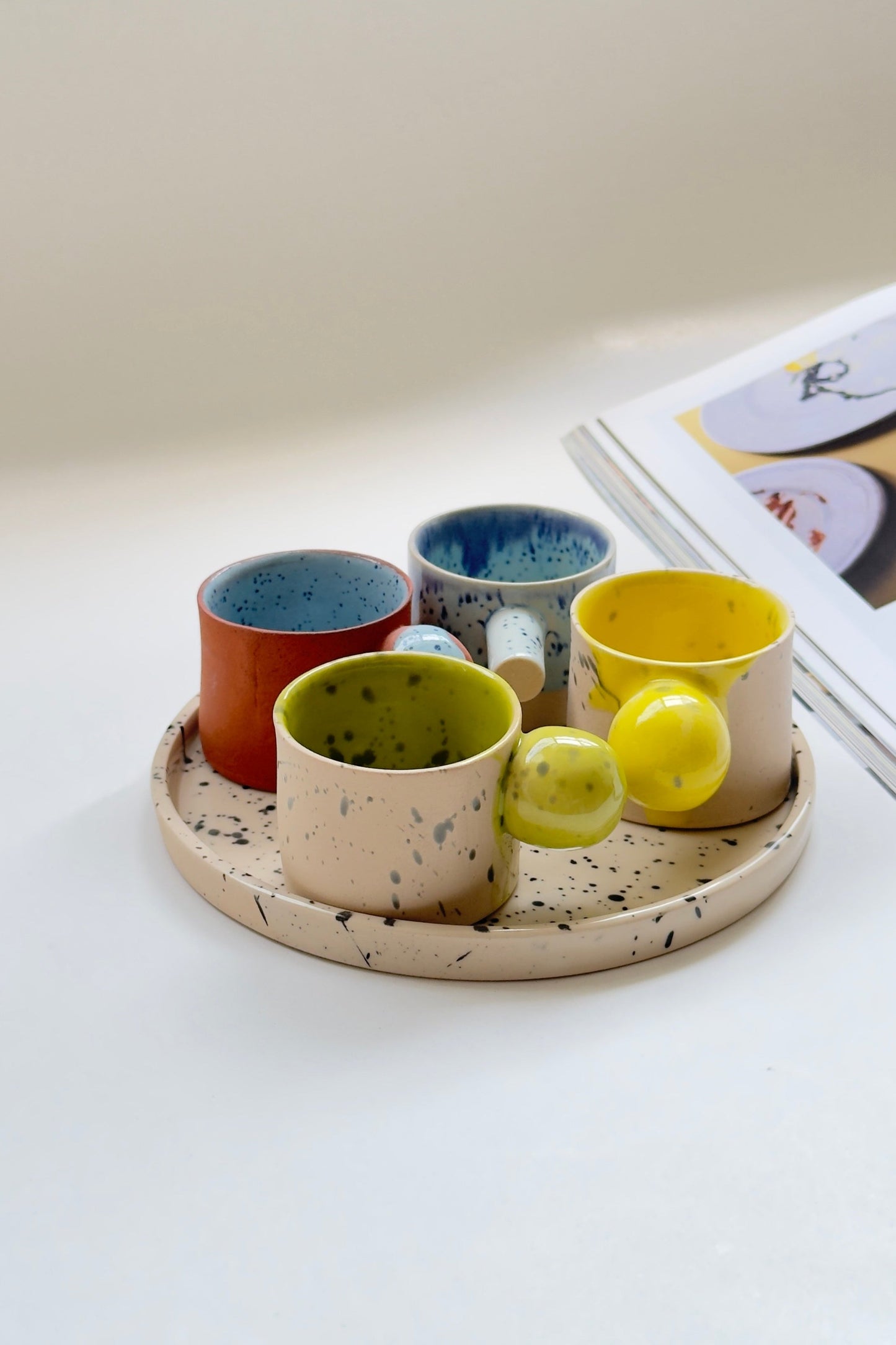 Ensemble de tasses à expresso artistiques fabriquées à la main avec des couleurs vives et un plateau noir éclaboussé - Ensemble de service à café moderne