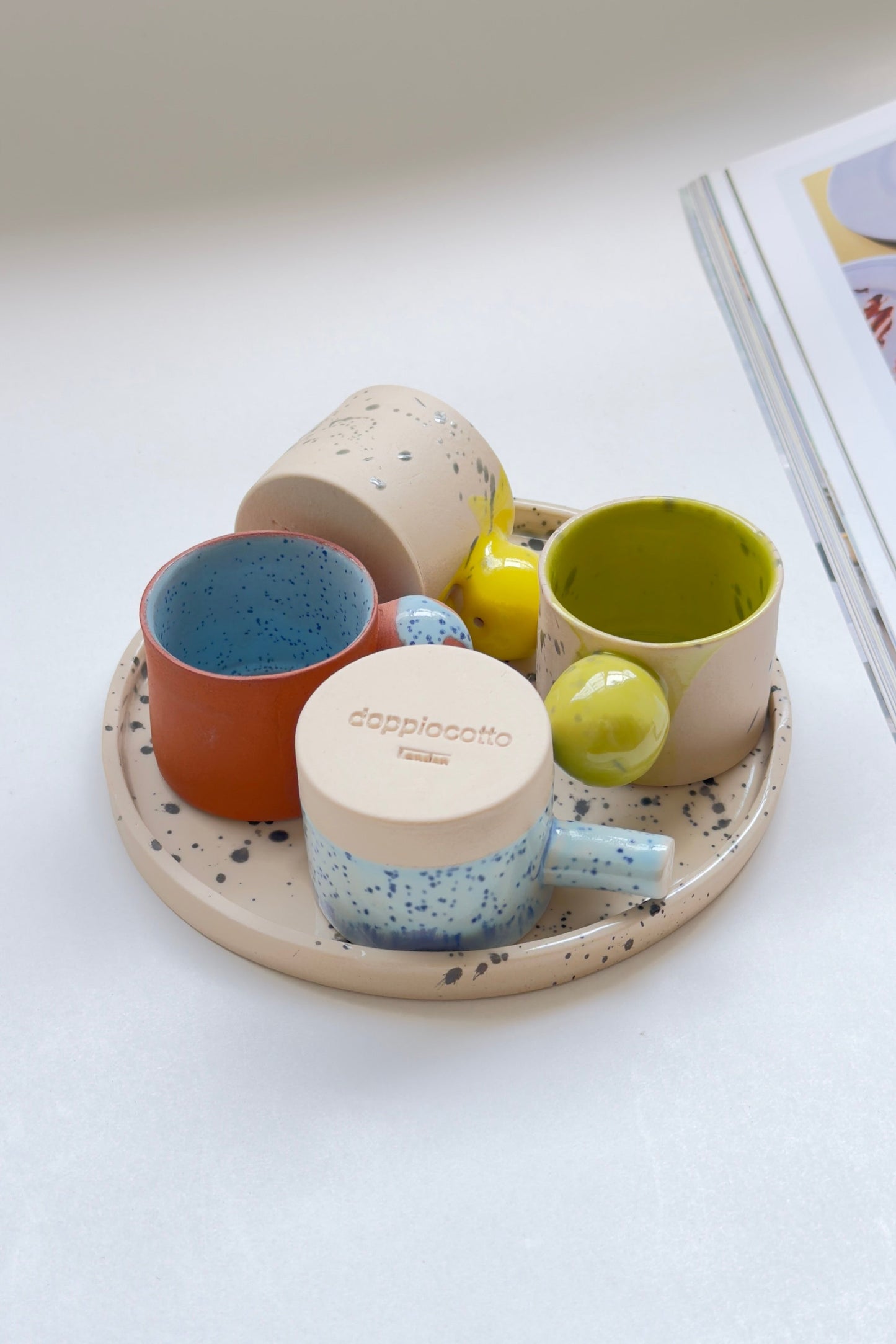 Ensemble de tasses à expresso artistiques fabriquées à la main avec des couleurs vives et un plateau noir éclaboussé - Ensemble de service à café moderne