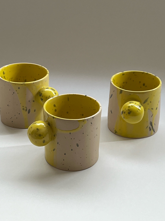 Tasse à poignée en boule jaune de 8 oz