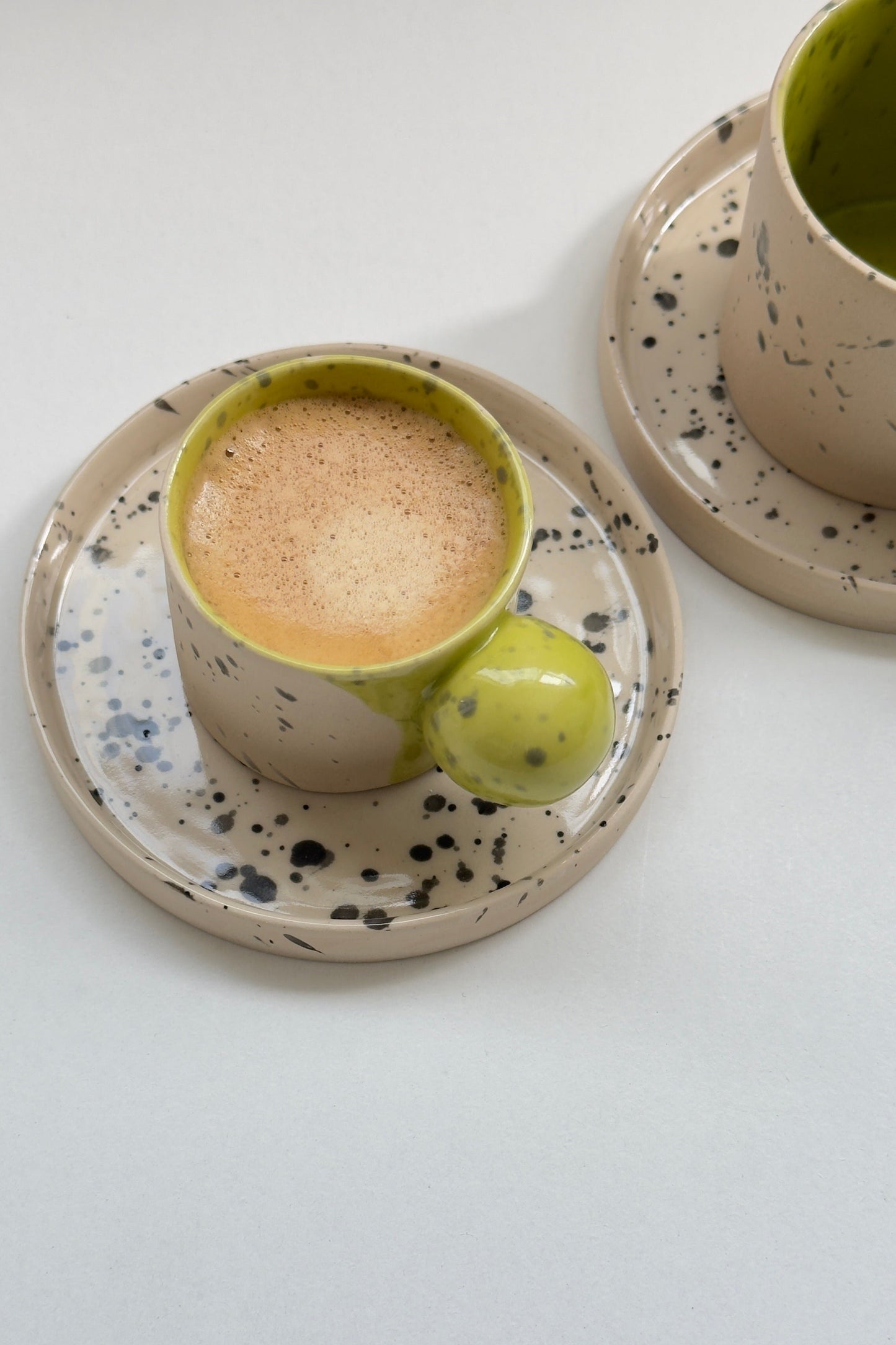 Ensemble tasse et soucoupe beige avec anse en boule de couleur verte de 150 ml