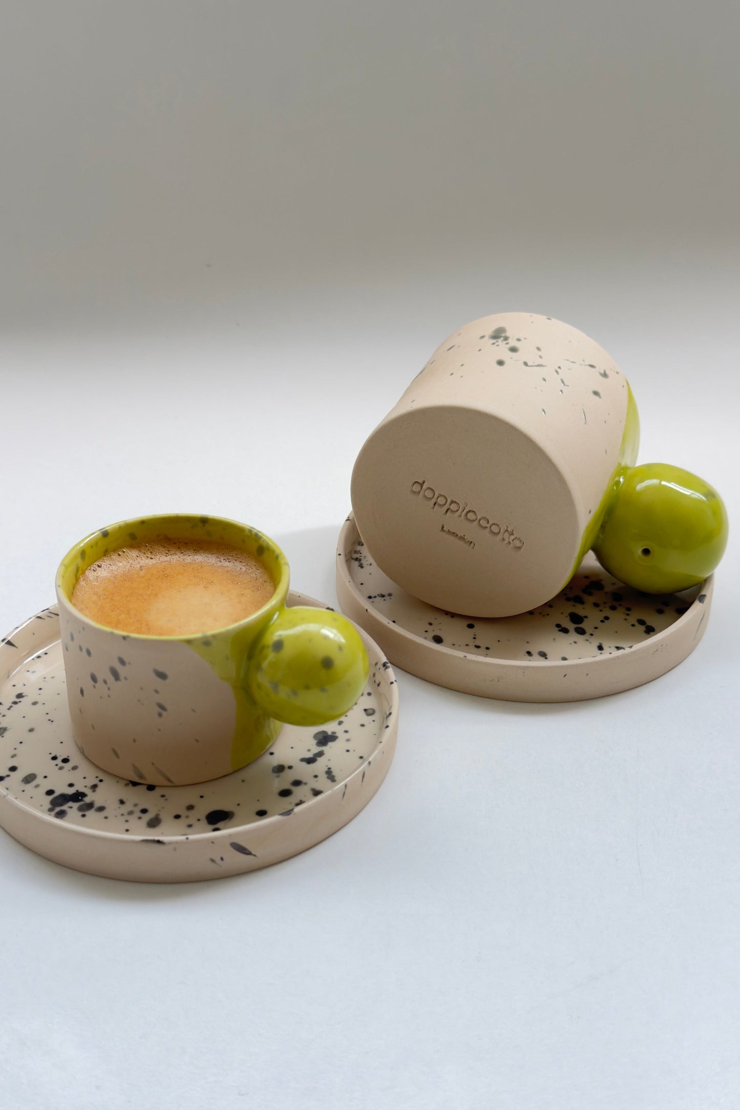 Ensemble tasse et soucoupe beige avec anse en boule de couleur verte de 150 ml