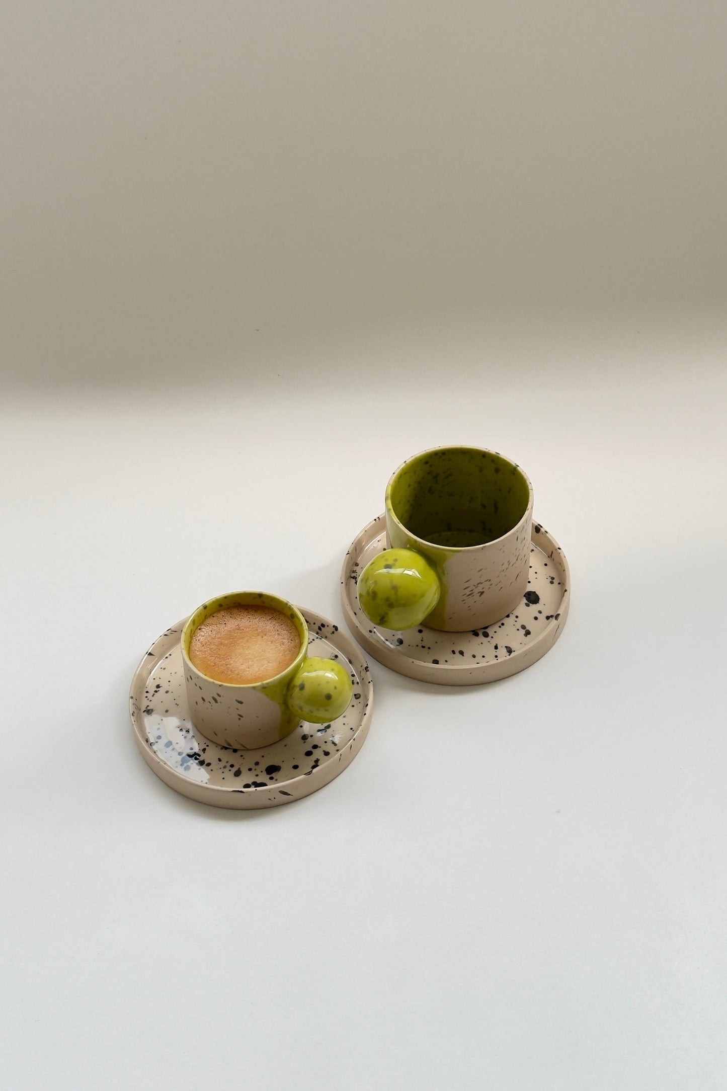 Ensemble tasse et soucoupe beige avec anse en boule de couleur verte de 150 ml