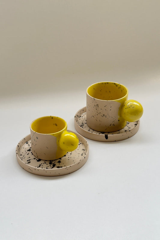 Mug en céramique beige et jaune fait main de 150 ml avec anse boule