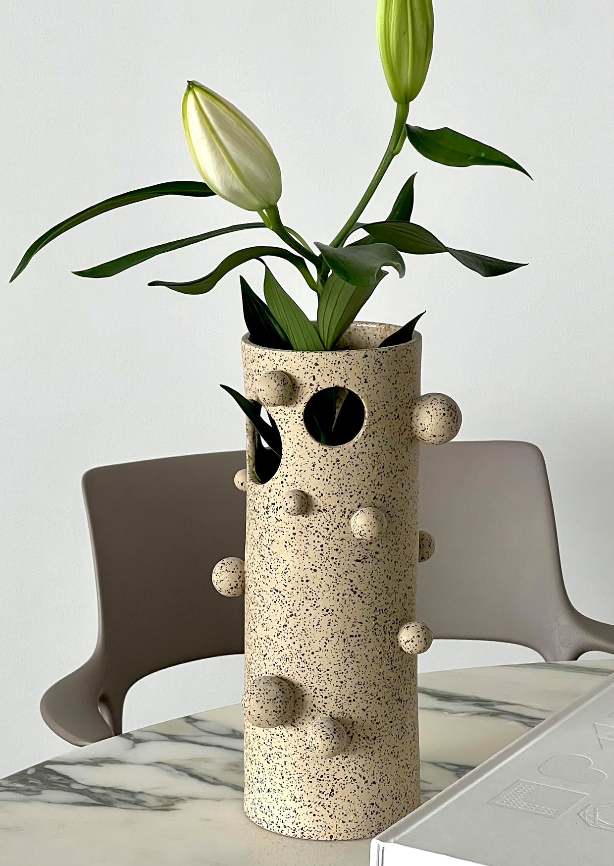 30 cm große handgefertigte braun gesprenkelte Steingutvase
